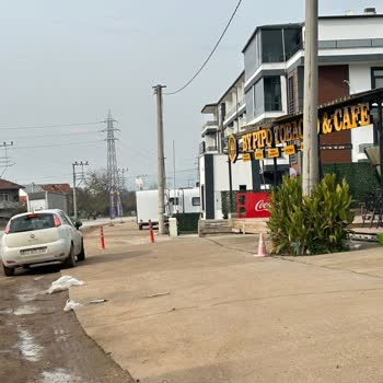 Ortak Alan Karavanları Nedeniyle Dükkan Görünürlüğünün Engellenmesi Ve Trafik Tehlikesi