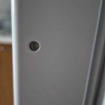 Vestel Buzdolabının Kapak Çizik Ve Vida Aparatları Eksik, Servis Özensiz