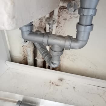 İskenderun TOKİ Cebike Dairesinde Kırık Mobilya Ve Su Sızıntısı