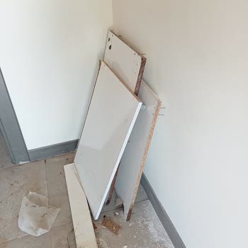 İskenderun TOKİ Cebike Dairesinde Kırık Mobilya Ve Su Sızıntısı