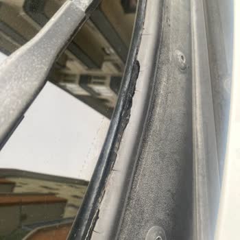 BMW 116d Ön Cam Fitillerinde Çatlama Ve Su Sızdırma Riski