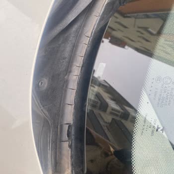 BMW 116d Ön Cam Fitillerinde Çatlama Ve Su Sızdırma Riski