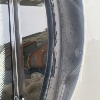 BMW 116d Ön Cam Fitillerinde Çatlama Ve Su Sızdırma Riski