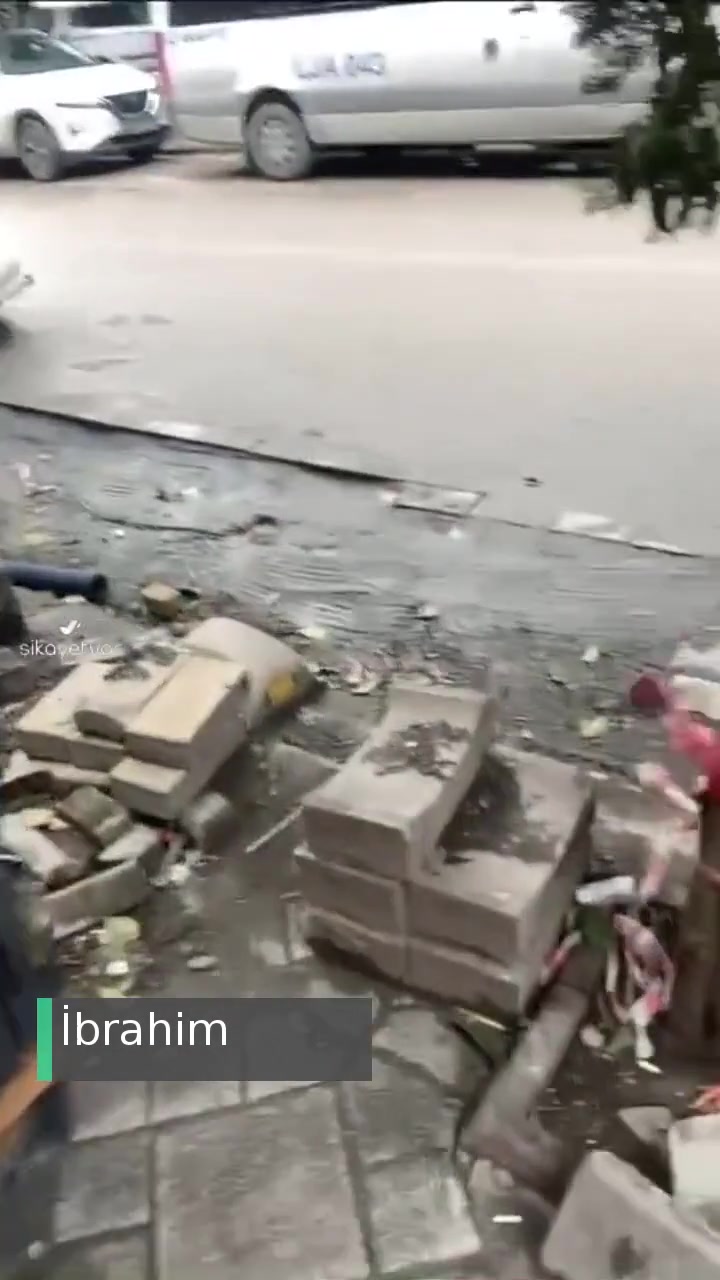Zeytinburnu Belediyesi Yollar Açık, Taşlar Yolun Ortasında Araçlarımız Batıyor! videonun kapak resmi