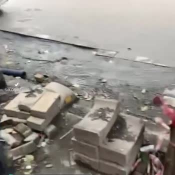 Zeytinburnu Belediyesi Yollar Açık, Taşlar Yolun Ortasında Araçlarımız Batıyor!