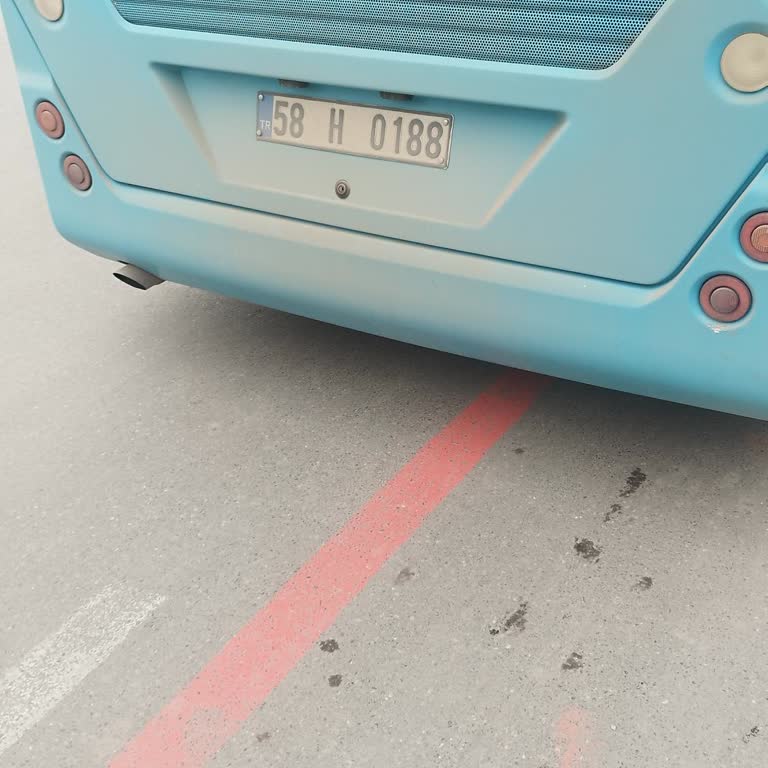 Sivas’ta Sürücü Kapıyı Erken Kapatıp Anneyi Düşürdü