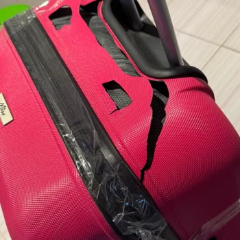 Görevlinin Sert Düşürmesiyle Kırılan Bavul İçin Tazminat Talebi