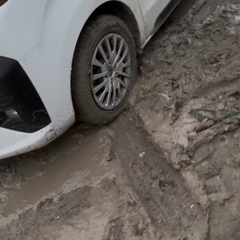 Paşaköy Mahallesindeki Kazı Sonrası Yolun Bataklığa Dönüşü Ve Mıcır Dökmek İçin 9 Aylık Bekleme