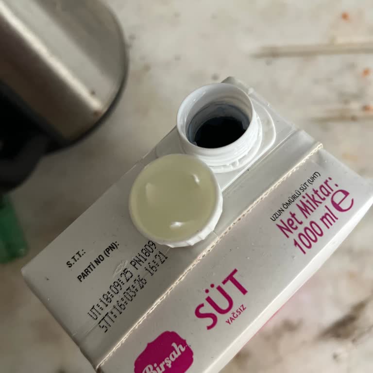 Afyonkarahisar A101 Şubesinde Son Kullanma Tarihi Geçmemiş Bozulmuş Süt