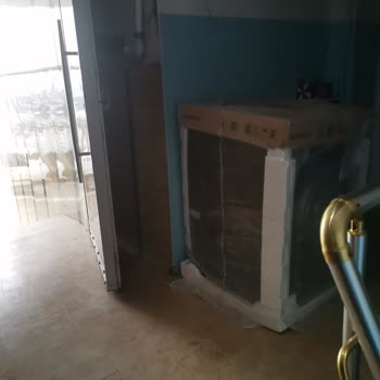 A101 Tek Kişiyle Çamaşır Makinesini Bina Girişine Bıraktı, Daireye Kaldırılması Gerekiyor