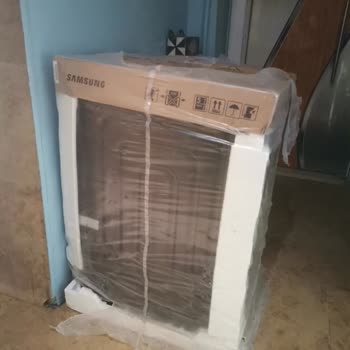 A101 Tek Kişiyle Çamaşır Makinesini Bina Girişine Bıraktı, Daireye Kaldırılması Gerekiyor