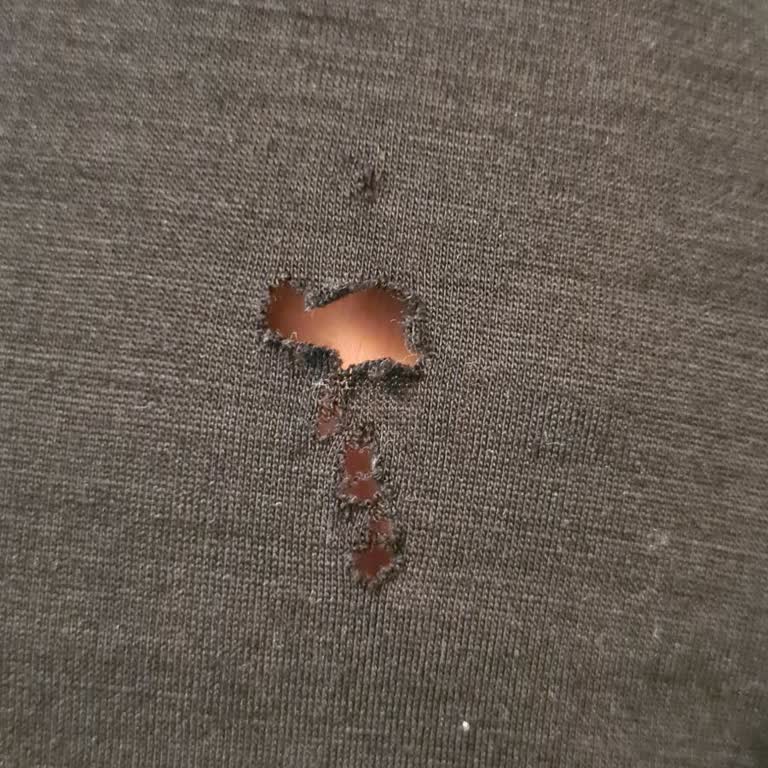 Yün Tişörtte Delik Ve Kapşonlu Hoodie'de Tüylenme Değişim Talebi