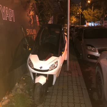 Rentlee Kaldırıma Park Edilen Araç Yaya Geçişini Engelliyor Ve Güvenliği Tehlikeye Atıyor