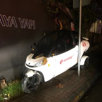 Rentlee Kaldırıma Park Edilen Araç Yaya Geçişini Engelliyor Ve Güvenliği Tehlikeye Atıyor