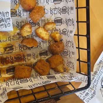 Yanmış Ve Defalarca Kızartılmış Tavuk Ve Patatesler Sağlık Riski Oluşturuyor