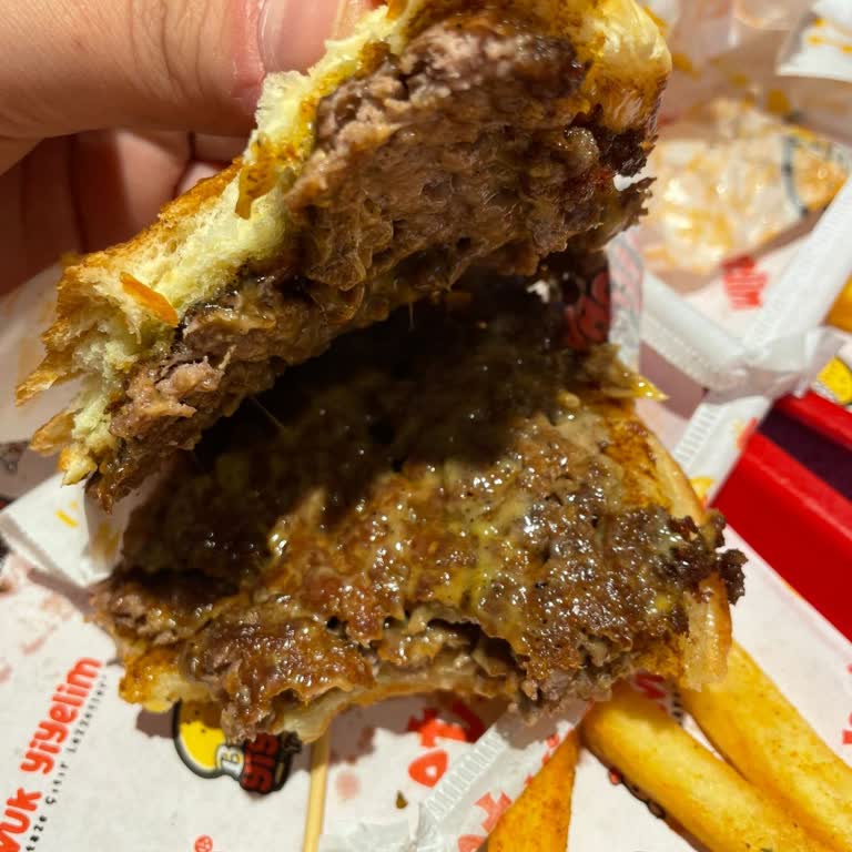 Ücretine Uymayan Kuru Burger, Çedar Eksikliği Ve İlgisiz Şube Açıklaması
