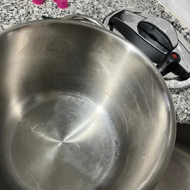 Düdüklü Tencerenin İç Kısmı Aniden Beyazlandı Ve Temizlenemiyor