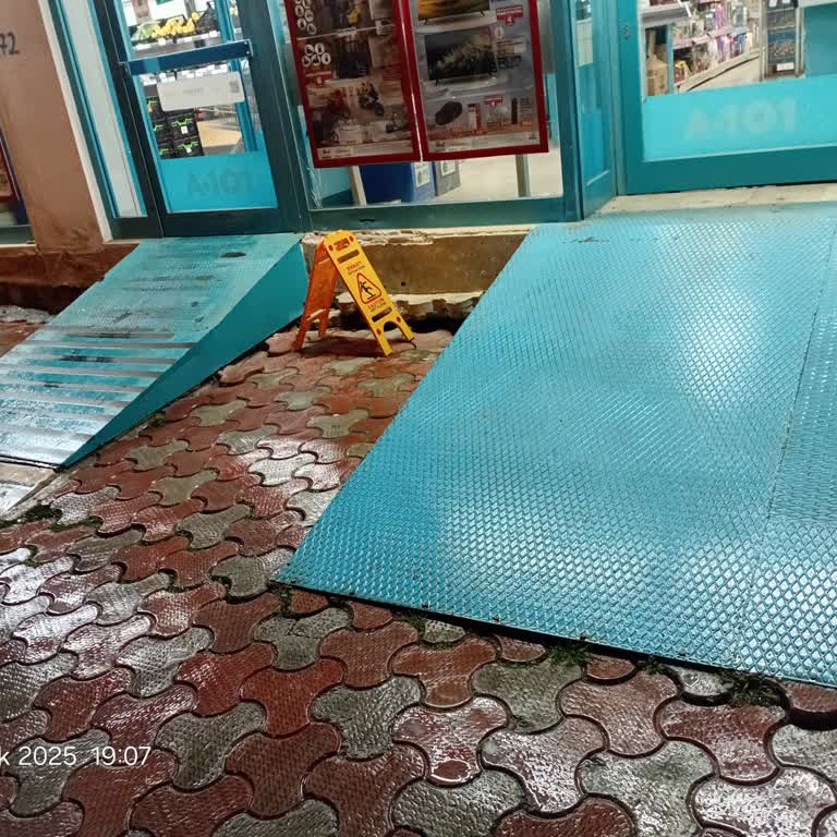 A101 Engelli Rampası Kayganlık Nedeniyle Hayati Tehlike