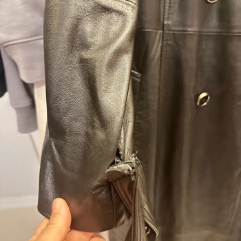 Ayıplı Deri Mont Dikişleri Hızla Atıyor Ve Mağaza Çözüm Sunmuyor
