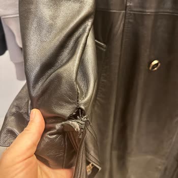 Ayıplı Deri Mont Dikişleri Hızla Atıyor Ve Mağaza Çözüm Sunmuyor