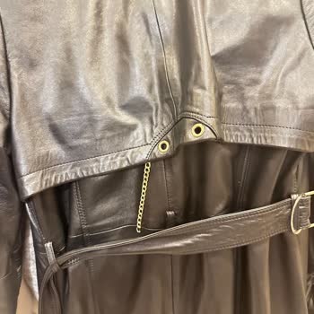 Ayıplı Deri Mont Dikişleri Hızla Atıyor Ve Mağaza Çözüm Sunmuyor