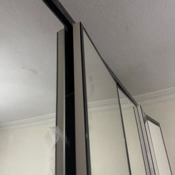 Montaj Ekibi Mobilyaları Kırdı Ve Evde Sigara İçti