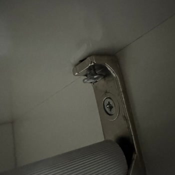 Montaj Ekibi Mobilyaları Kırdı Ve Evde Sigara İçti