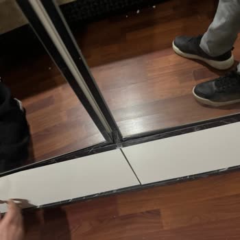 Montaj Ekibi Mobilyaları Kırdı Ve Evde Sigara İçti