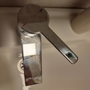 Artema Tuvalet Musluğunda Çıkarılamayan Lekeler Ve Hızlı Deformasyon