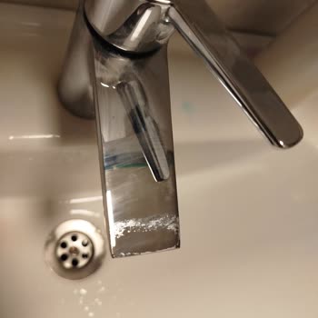 Artema Tuvalet Musluğunda Çıkarılamayan Lekeler Ve Hızlı Deformasyon