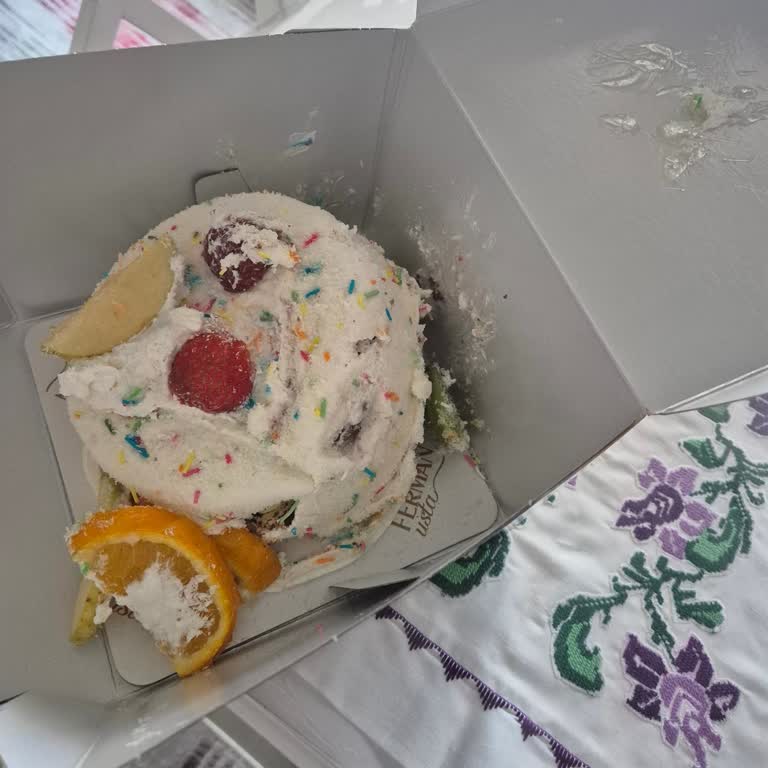 Pastanın Şekli Bozuk, İşletme Telafi Etti, Olumsuz Yorum Ve Puan Silinsin