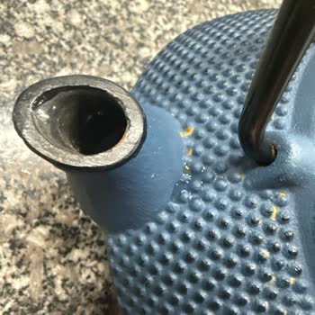 İlk Kullanımda Paslanan Döküm Demlik Sağlık Riski Taşıyor