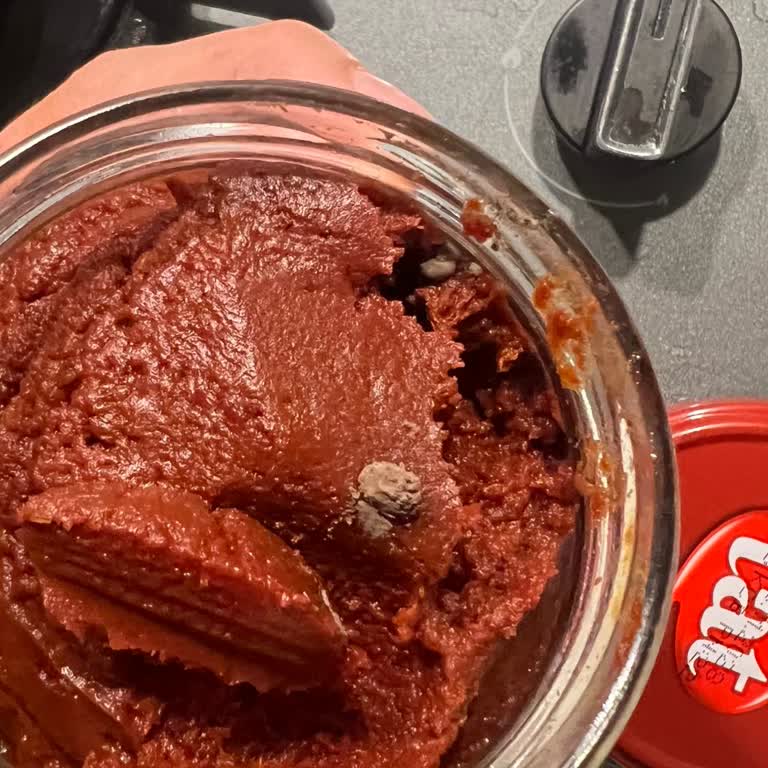 Tat Cam Kavanoz Salçasında Küf: Hijyen Endişesi