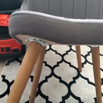 Defolu Masa Ve Kırık Sandalyeler İçin Vivense'de Saygısız Tutum