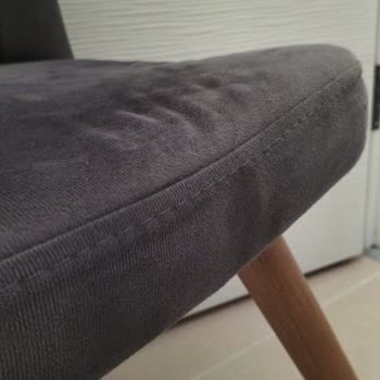 Defolu Masa Ve Kırık Sandalyeler İçin Vivense'de Saygısız Tutum