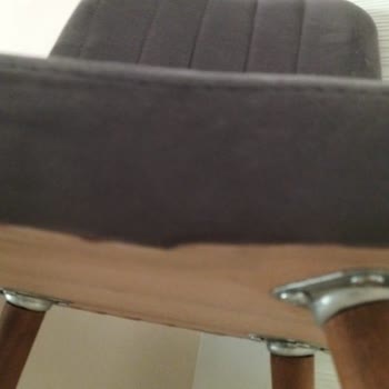 Defolu Masa Ve Kırık Sandalyeler İçin Vivense'de Saygısız Tutum