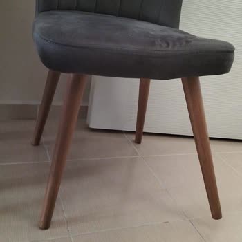 Defolu Masa Ve Kırık Sandalyeler İçin Vivense'de Saygısız Tutum