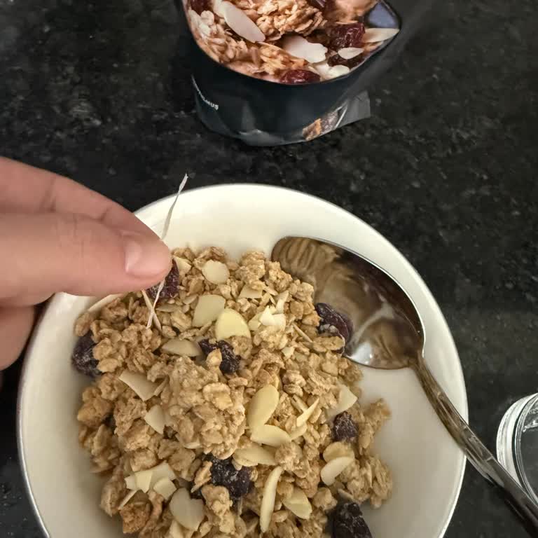BİM Kelly Fitness Granola Paketi İçinden Naylon Parça Çıktı