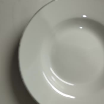 Çeyiz Setindeki Tabak Çizgileri Silindi Ve Tencere Kapakları Kırıldı