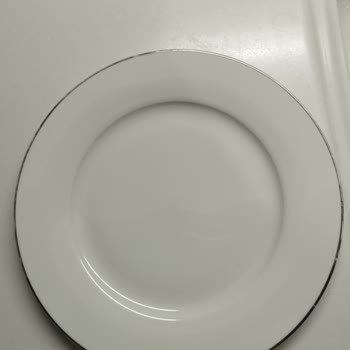 Çeyiz Setindeki Tabak Çizgileri Silindi Ve Tencere Kapakları Kırıldı