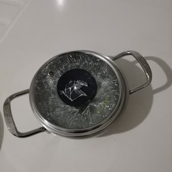 Çeyiz Setindeki Tabak Çizgileri Silindi Ve Tencere Kapakları Kırıldı