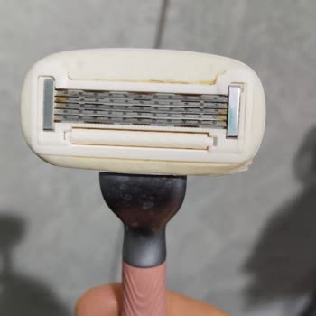 Paslanmaz Jilet Paslandı Ve Cildime Zarar Verdi