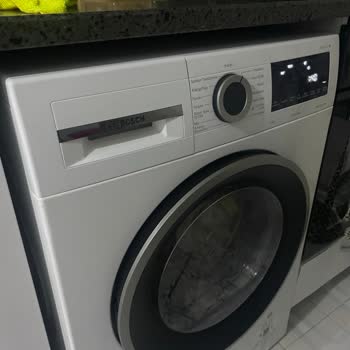 Bosch Serie 4 Çamaşır Makinesinde Deterjan Ve Su Haznesi Sızıntısı Nedeniyle Çürüme Ve Kabarma