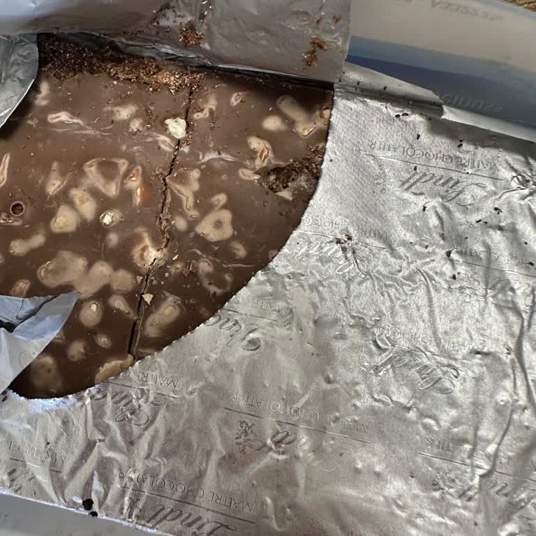 Lindt Fındıklı Çikolata’da Küçük Taneler Ve Deliklerle Hijyen Sorunu