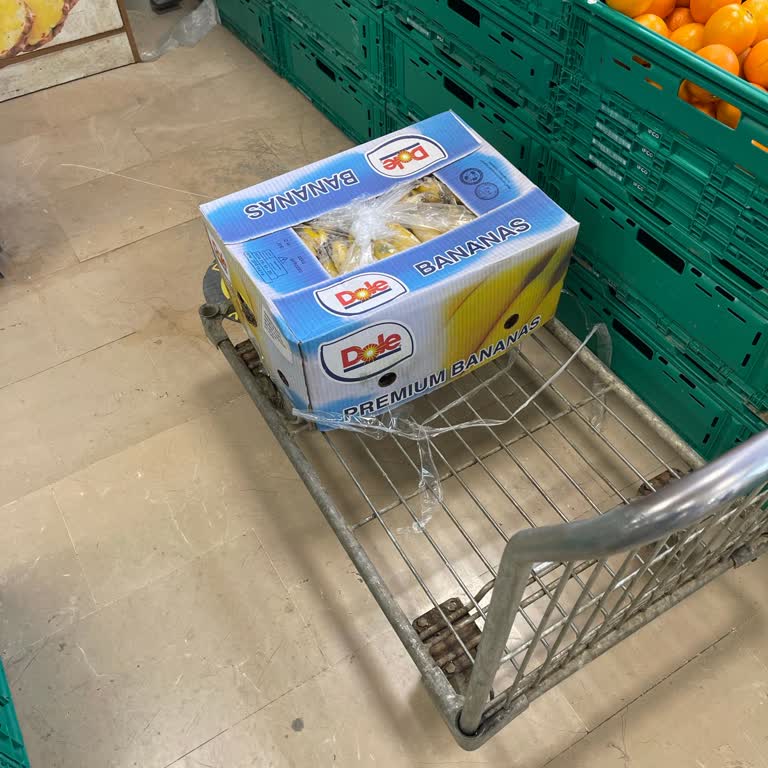 Müşteriye Muz Kolisini Kendisi Açtıran Saygısız Çalışan