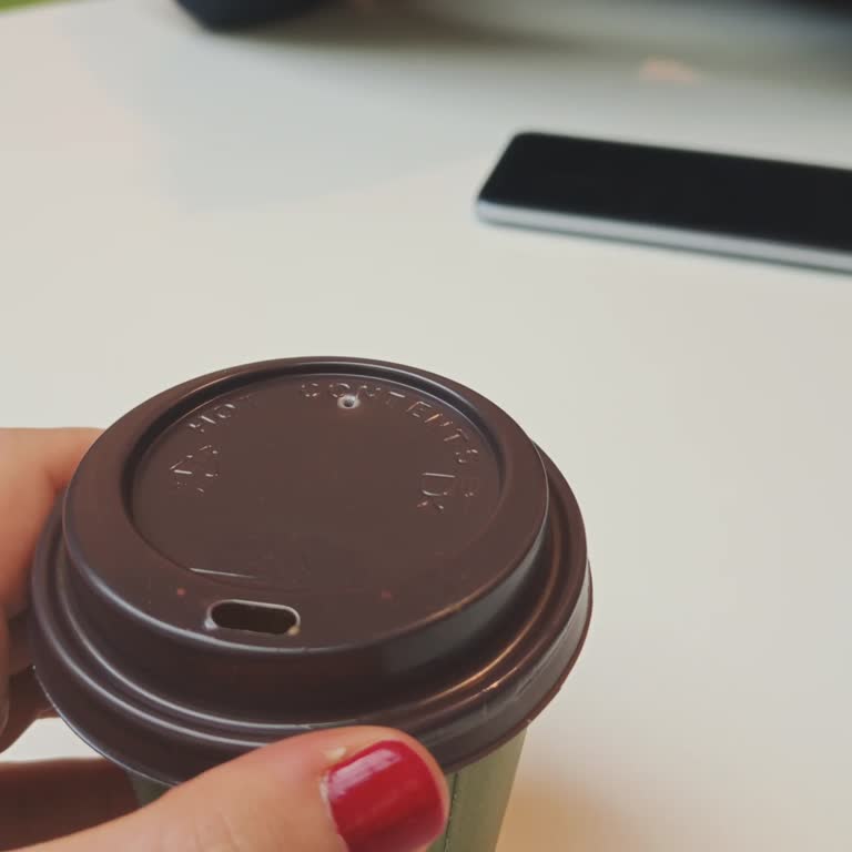 Marmara Forum’da Dikkatsiz Çalışanın Nedeniyle Kahve Dökülmesi Ve Hijyen Sorunları