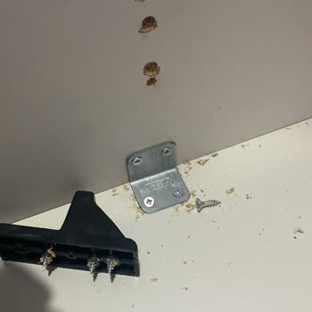 Alfemo Manisa'da Kırık Yatak Parçası Ve Değiştirilemeyen TV Ünitesi Şikayeti