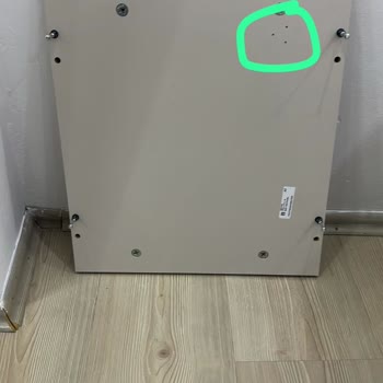 Alfemo Manisa'da Kırık Yatak Parçası Ve Değiştirilemeyen TV Ünitesi Şikayeti