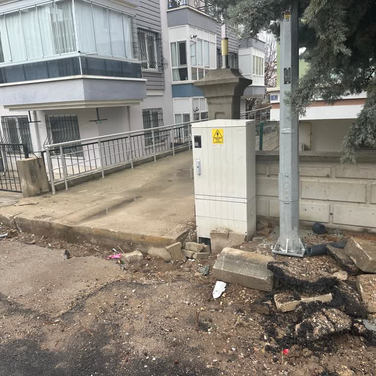 Afyon Fatih Mahallesinde Aydınlatma Sorunu Ve Kaldırım Hasarı Çözülmedi