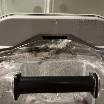 Hoover Kurutma Makinesinin Su Tankı Altı Ayda Kırıldı Ve Su Sızdırıyor